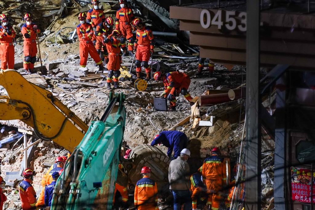 黑龍江海林發生致命冧樓事故，援救人員在場找尋失蹤者。中新社