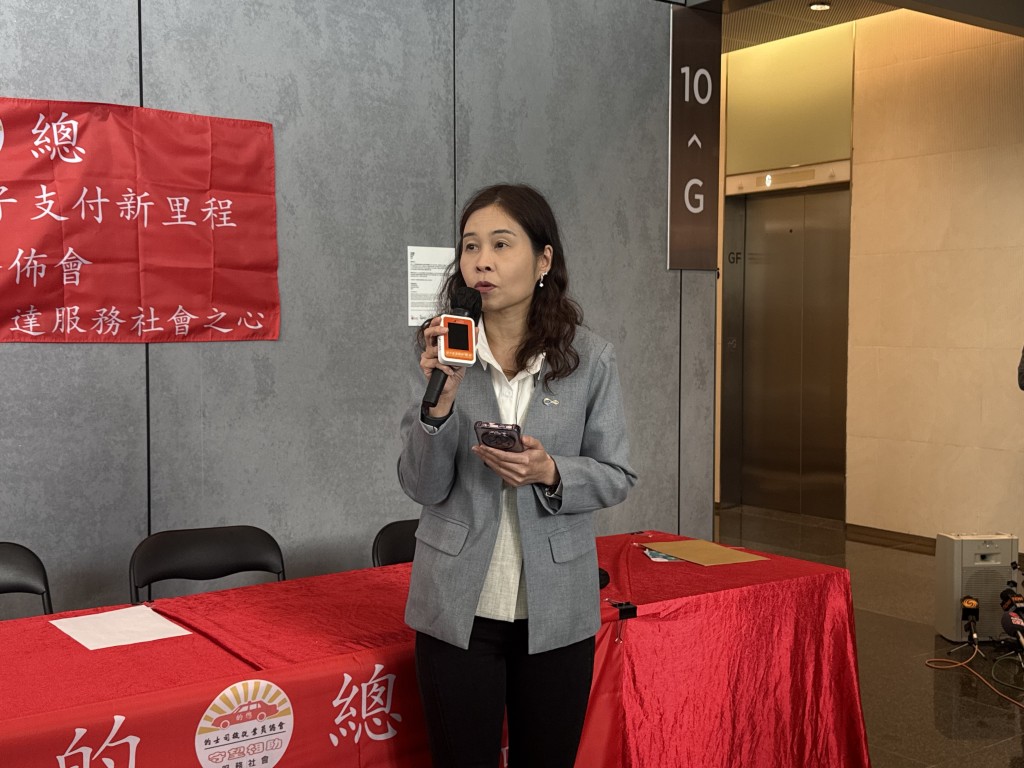 邓翠珊表示,目前有超过4万名司机注册商用版八达通App或配备流动支付收款机,按年上升近四成。 邓翠珊表示,目前有超过4万名司机注册商用版八达通App或配备流动支付收款机,按年上升近四成。