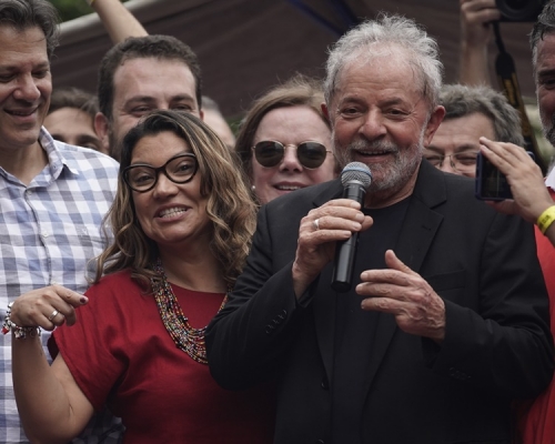 卢拉身穿黑色大衣和T恤步接受群众欢呼喝采。AP 