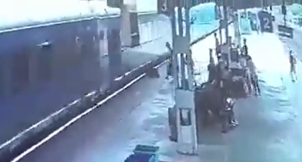 最終男子給火車撞上。
