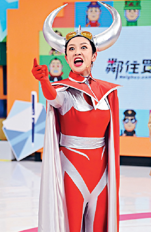 ■麥美恩以超貼身「鹹蛋超人爸爸」造型錄影。 ■麥美恩以超貼身「鹹蛋超人爸爸」造型錄影。