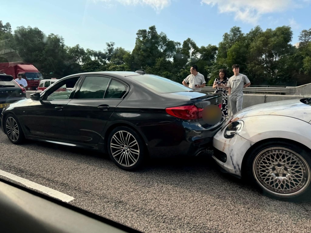 四車頭尾相撞。網上圖片