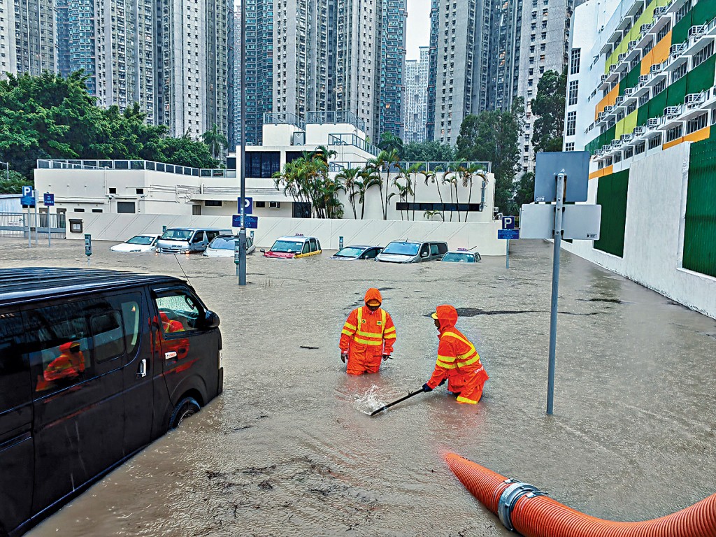 陳國基指8號風球或黑雨本身已屬極端天氣，僱主可參照有關指引作工作安排。