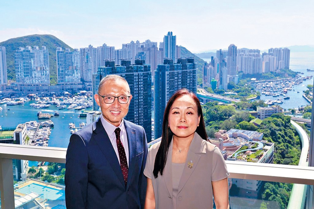 港島南岸Blue Coast昨雙新高價售出極高層4房海景戶。左為長實郭子威、右為楊桂玲。