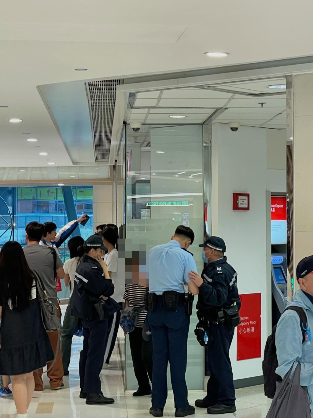 一名内地女子涉嫌「逾期居留」及「行使虚假文书」被捕。threads@cyp.hk_2019图片