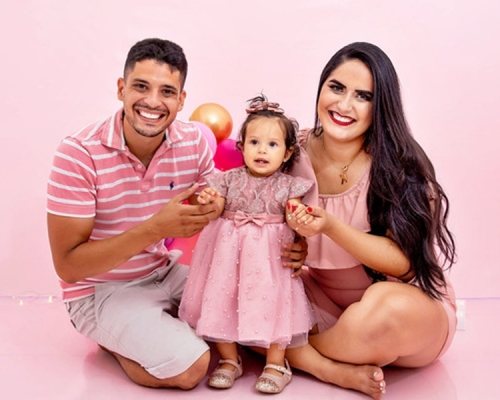 巴西25歲女網紅Kellollayne Oliveira(右)日前剛跟1歲女兒慶祝生日。網圖