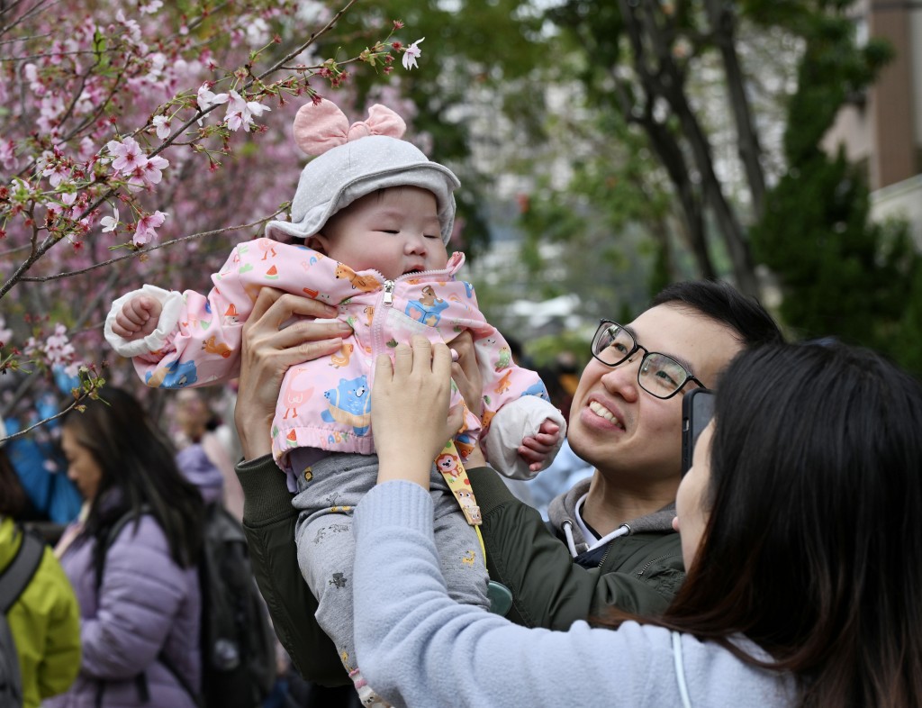 選委界立法會議員李浩然提出,建議政府為育有0至12歲子女的全職母親代繳強積金。 選委界立法會議員李浩然提出,建議政府為育有0至12歲子女的全職母親代繳強積金。