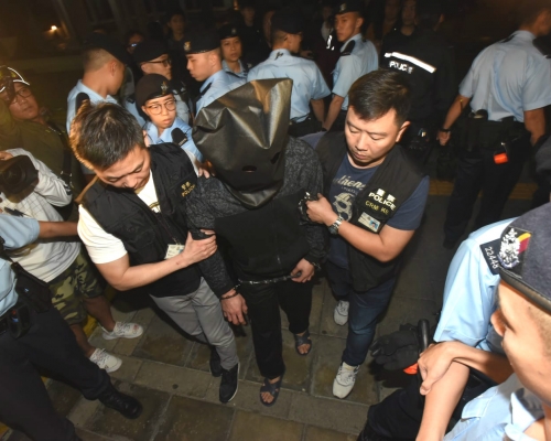 疑犯晚上黑布蒙頭、鎖上手扣押返現場