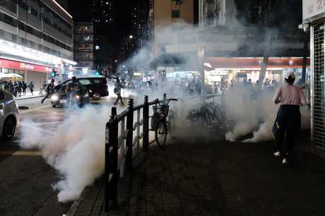 邓炳强表示，「如果系2019之前，同香港市民讲有人周街掟汽油弹都冇人信，但2019年真系发生咗。」