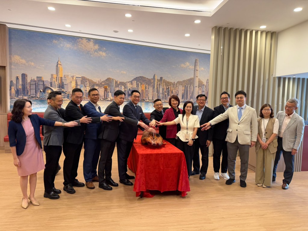 一眾議員出席開幕禮及剪綵切燒豬儀式。 一眾議員出席開幕禮及剪綵切燒豬儀式。