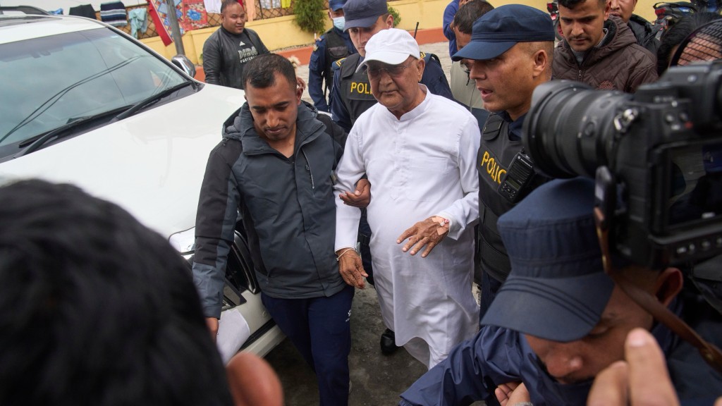 尼泊爾前總理奧利（白衣）被捕。 美聯社