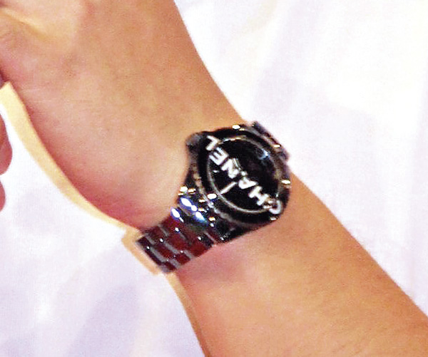 伍富橋手上戴住的是Chanel J12系列的H7418型格腕表，市價六萬多元。