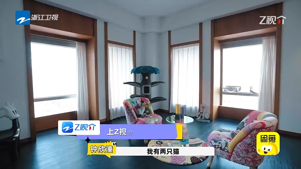 客廳就裝有吊燈,及擺有小桌子和兩張很有設計感的椅子。 客廳就裝有吊燈,及擺有小桌子和兩張很有設計感的椅子。