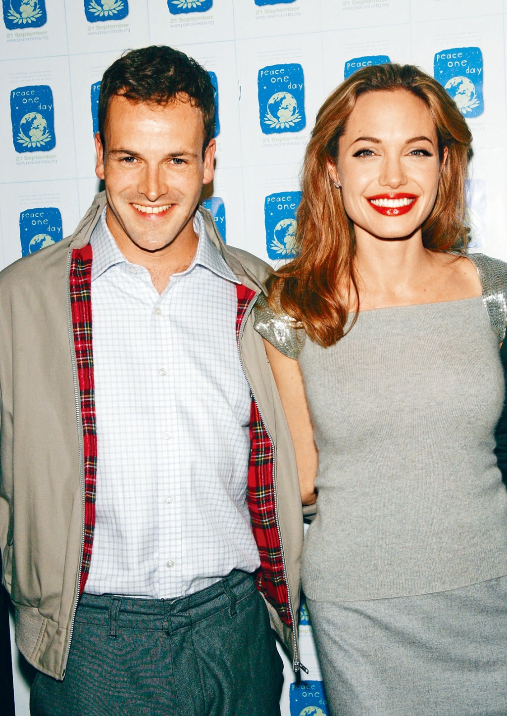 安祖蓮娜被發現到首任丈夫Jonny Lee Miller家中密會，即被傳翻撻。