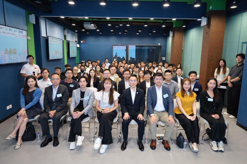 李百全與超過30隊青年創業團隊、導師、雙創基地以及機構代表,圍繞大灣區科創發展趨勢深入交流。 李百全與超過30隊青年創業團隊、導師、雙創基地以及機構代表,圍繞大灣區科創發展趨勢深入交流。