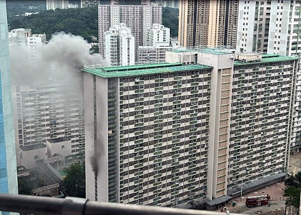起火大厦烟雾弥漫。fb：葵青讲场  