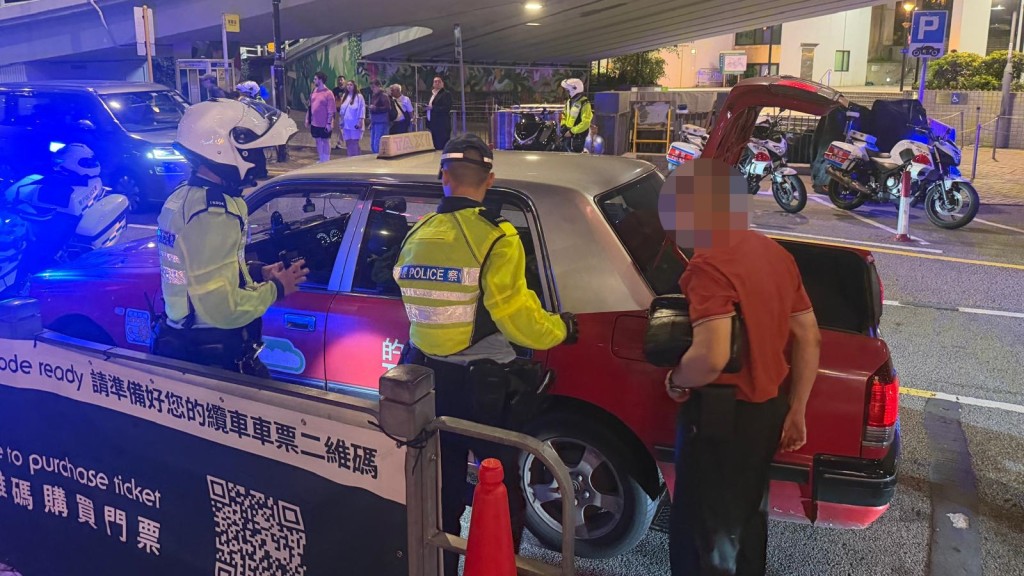 警打擊金鐘纜車站外黑的 揭69歲司機霸站頭冚旗揀客