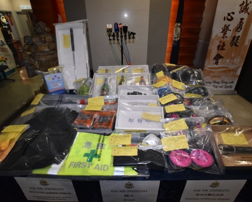 警方搜出大批物品。