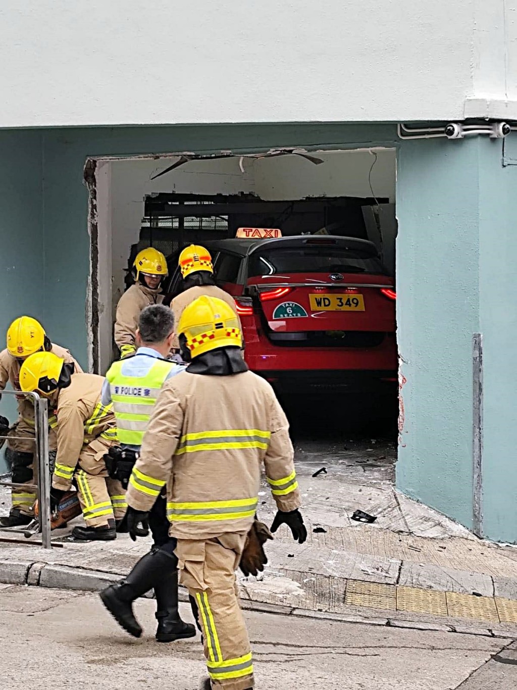 的士衝入校舍，幸無傷及無辜。fb：車cam L（香港群組）