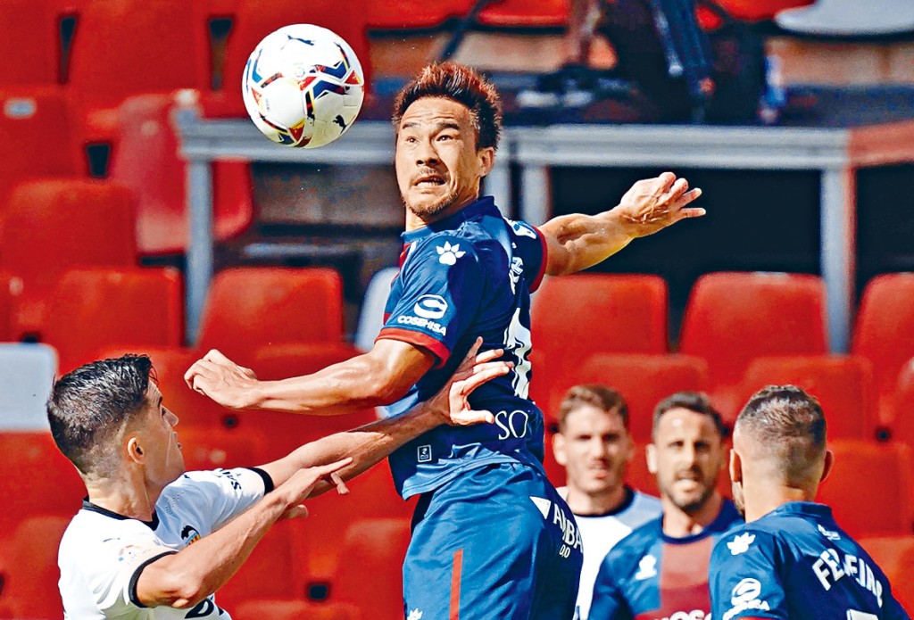 侯尔斯卡前锋冈崎慎司
　　