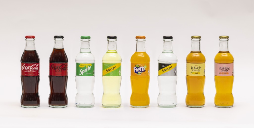 率先推出的玻璃樽裝飲品包括「可口可樂」汽水、無糖「可口可樂」汽水、「雪碧」檸檬青檸味汽水、「芬達」橙味汽水、「玉泉」忌廉味汽水和梳打水，「紅茶花伝」「Craftea」檸檬茶和蜜桃茶飲料。
