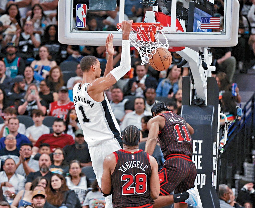 雲班耶馬(左)大力入樽。