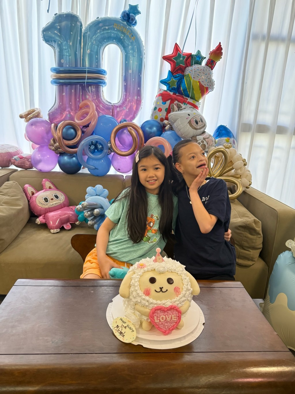 Michela攬著家姐Isabella合照。