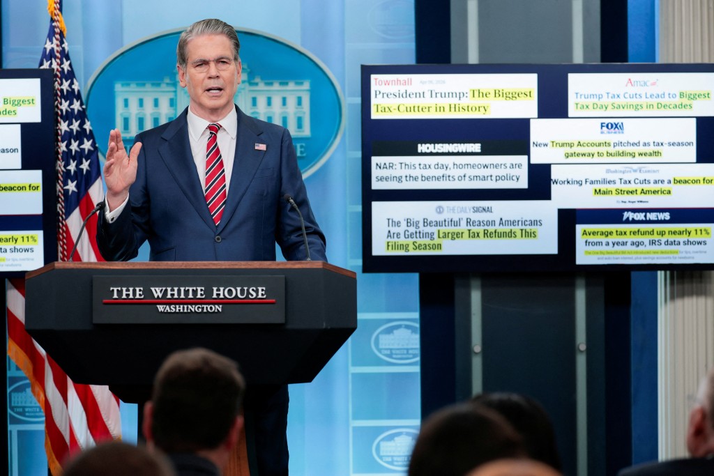 貝森特指，美方已向企業及多個國家發出警告，若購買伊朗石油或允許伊朗資金存放於當地銀行，美國將實施「次級制裁」。路透社