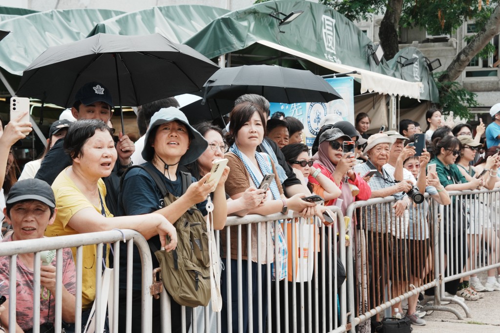 一年一度的長洲太平清醮重頭戲飄色巡遊在下午舉行,吸引大批市民及旅客湧往。 一年一度的長洲太平清醮重頭戲飄色巡遊在下午舉行,吸引大批市民及旅客湧往。