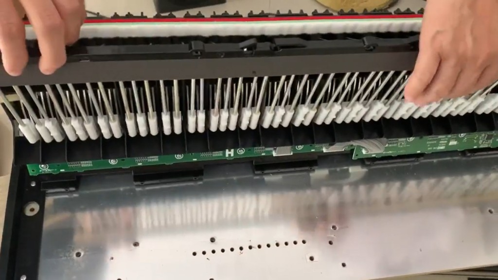 Edmond指鋼琴於17年演唱會時買下，琴鍵發音完全亂了。