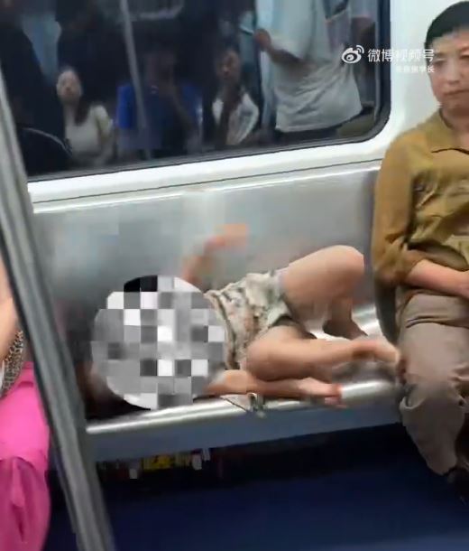 黃先生把重慶地鐵的熊孩子的鞋踢出月台，獲網民喝采。微博