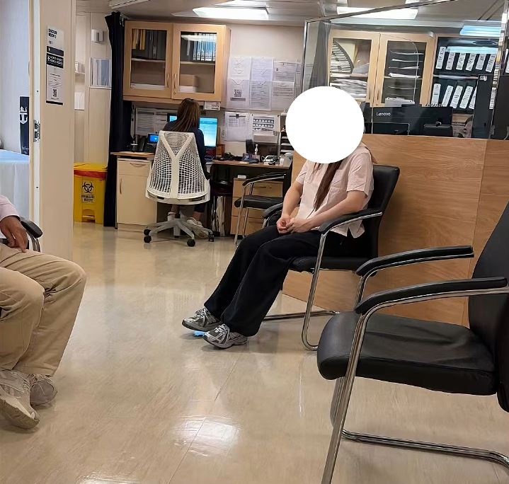 3岁童在“海洋光谱号”如厕时被马桶盖拍伤至大出血，要由船上医生救治。