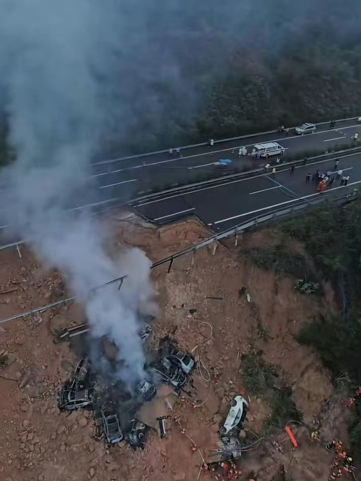 梅龙高速公路塌陷造成54人死亡，多辆汽车互相堆叠焚毁剩车架。