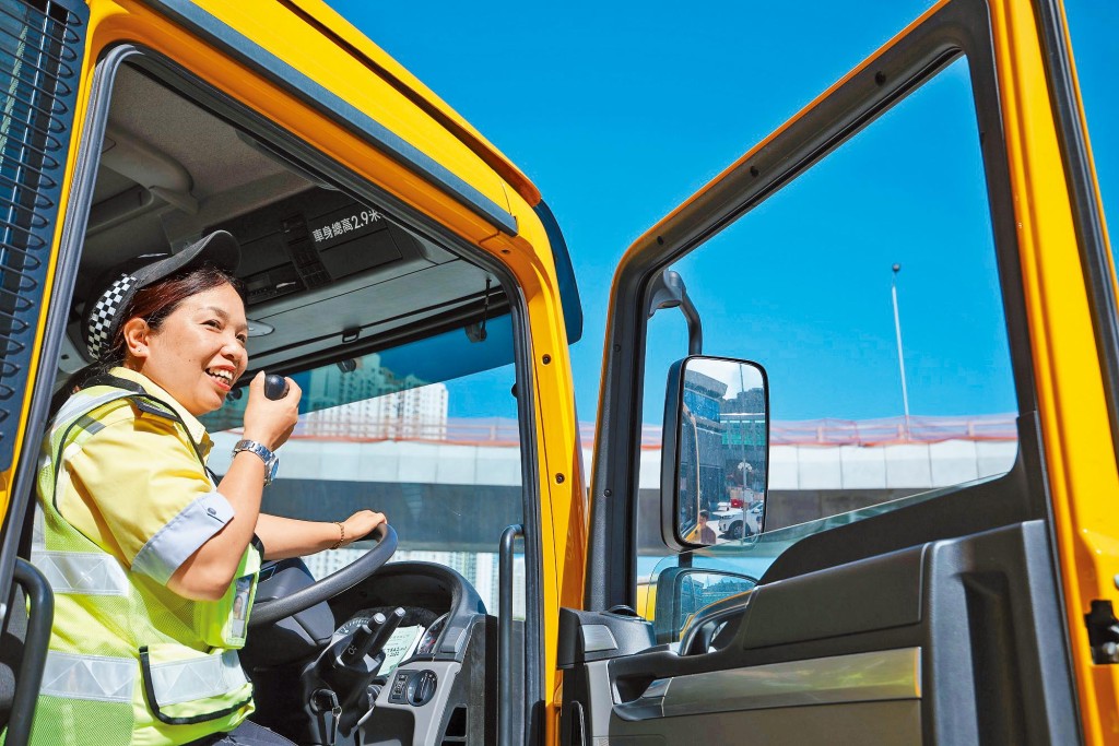 ■黎少滿透過「先聘用、後培訓」計劃成為隧道交通督導員，公司提供全面的在職培訓，有助豐富工作技能和經驗，發展事業。