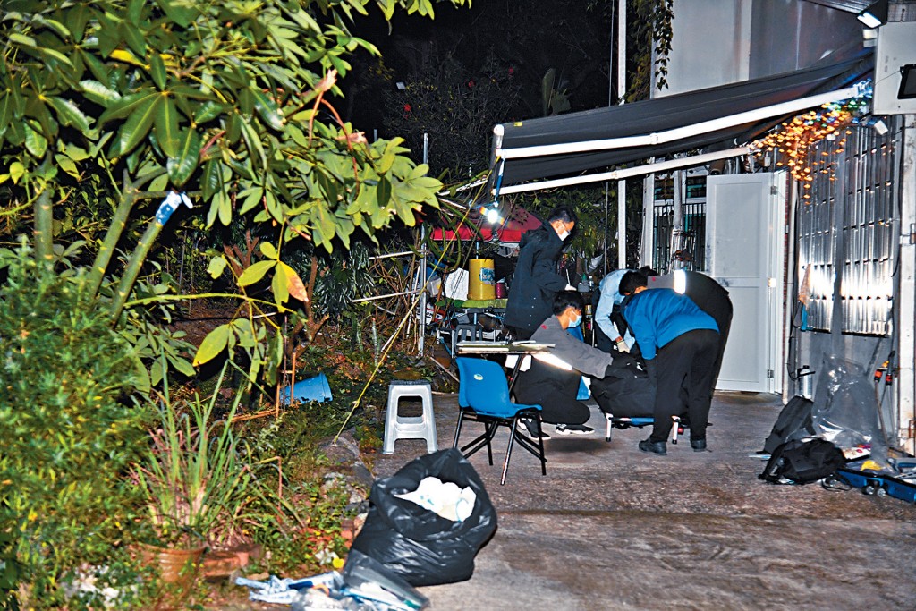 大埔寨乪村發生懷疑殺夫案，忤工將62歲死者鍾喜文的屍體舁送殮房。