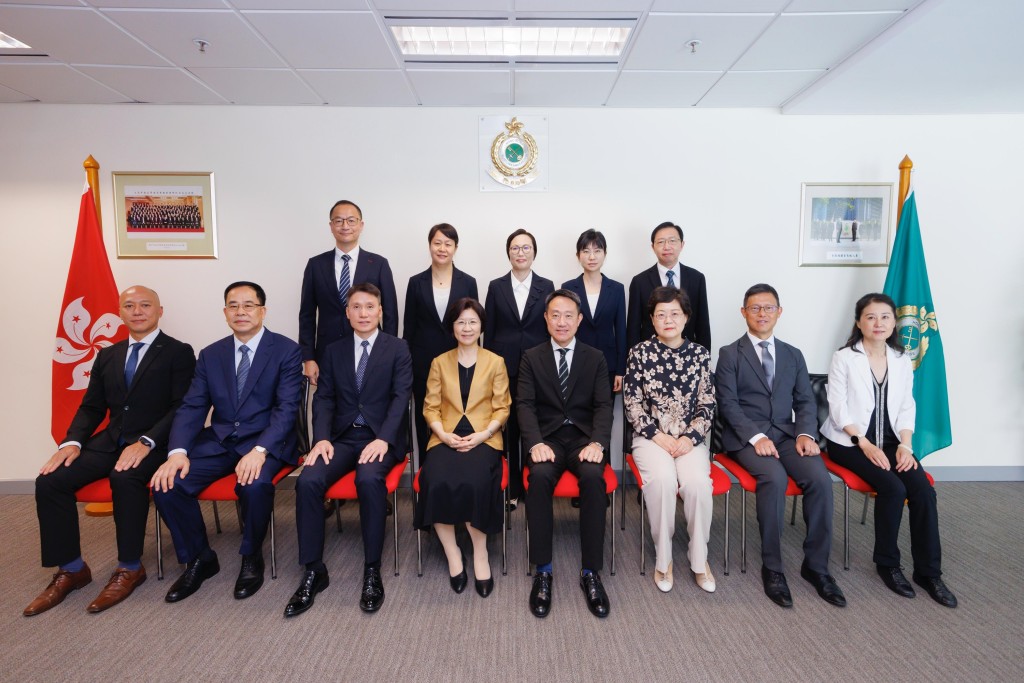 陳子達(前排右四)、孫梅君(前排左四)與其他香港海關人員和國家海關總署代表團成員合照。 陳子達(前排右四)、孫梅君(前排左四)與其他香港海關人員和國家海關總署代表團成員合照。