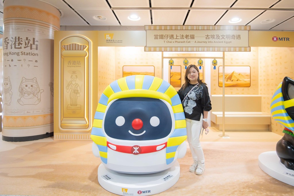 羅淑佩前往香港站與法老鐵仔「打卡」。 羅淑佩前往香港站與法老鐵仔「打卡」。