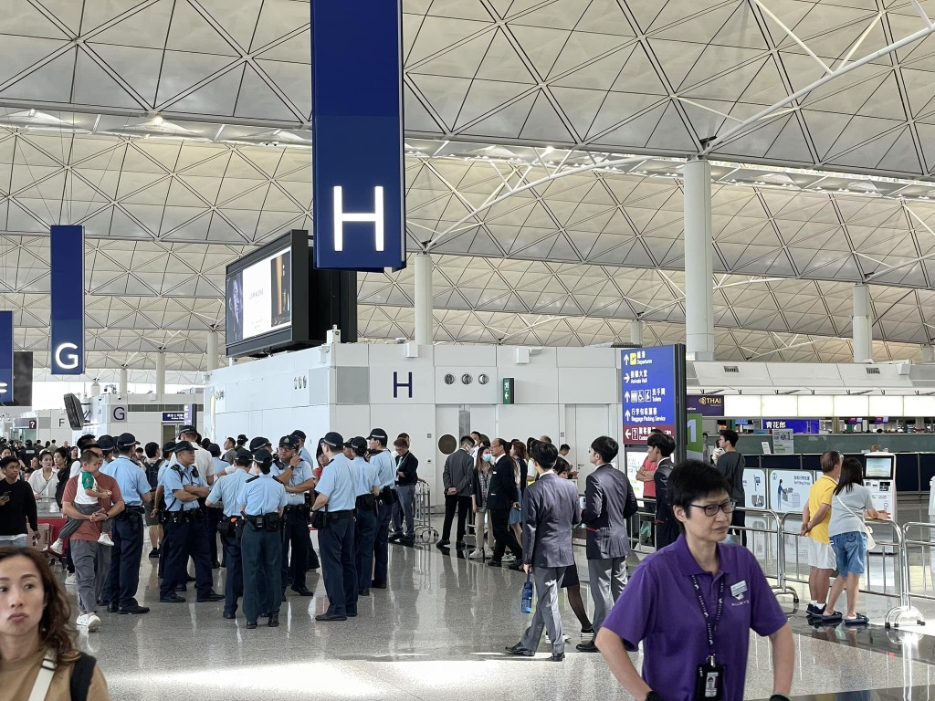 大批旅客在機場離境大堂等待。Kelvin Cheng@HK Express 香港快運及旅行資訊關注組 facebook圖片