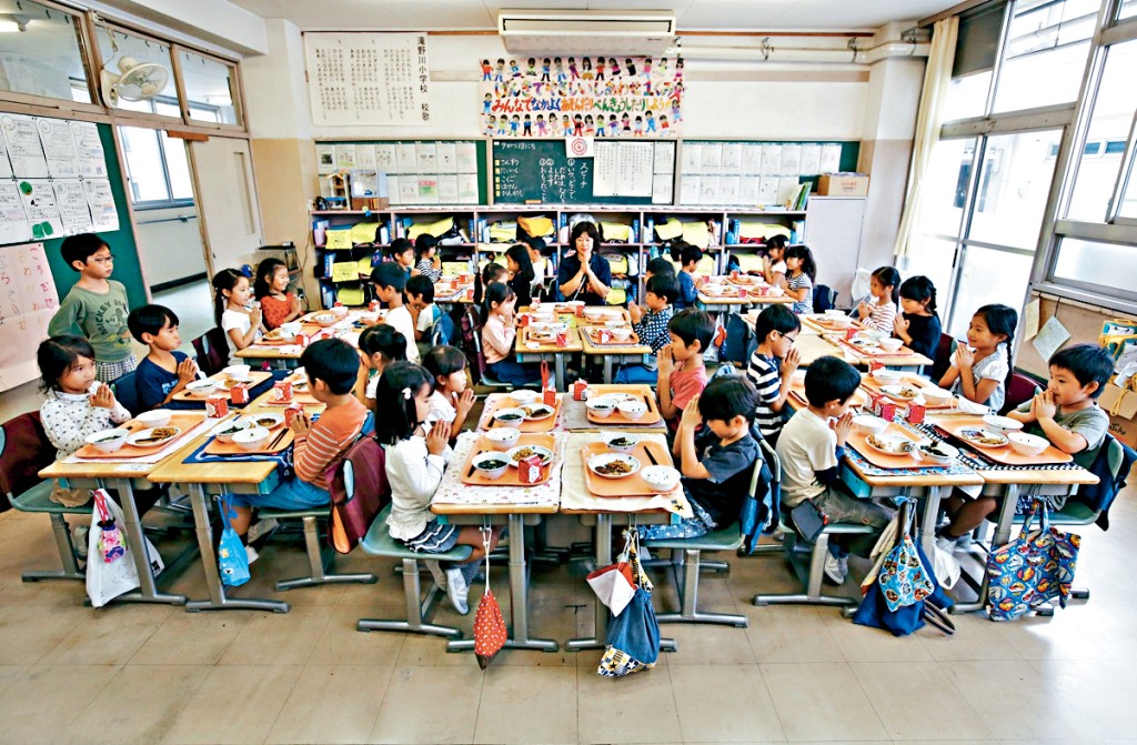 東京北區立滝野川小學的師生一起共進午餐。