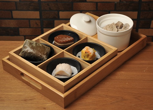 點心燉湯套餐 $88(凱之味)珍珠雞、蝦餃、燒賣等招牌點心整齊擺放在四格木盒內,賣相精巧又好吃。