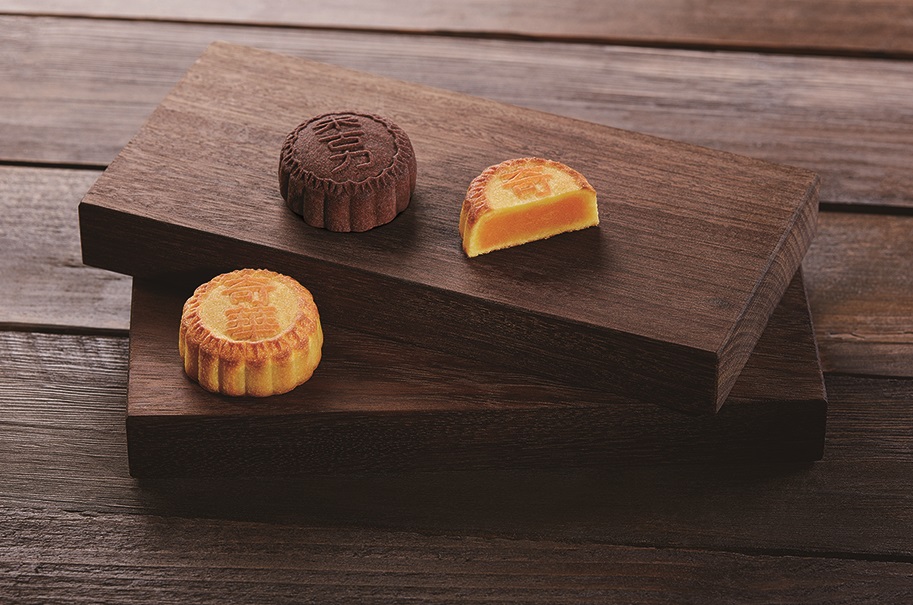 一连3日（8月20至22日）于奇华指定分店购买新鲜焗制的蛋黄奶皇月或朱古力奶皇月，可获赠蛋黄奶皇月或伯爵茶奶皇月。