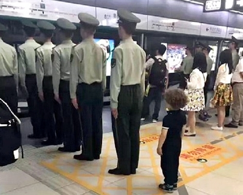 小朋友跟武警立正站好的照片在網上熱傳。網圖