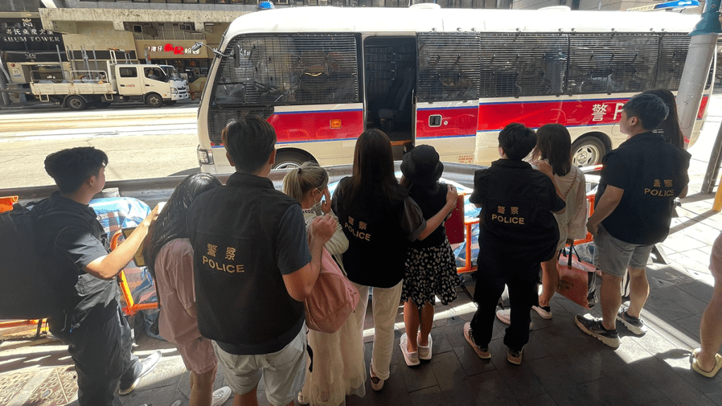  7名內地女子被捕。警方提供