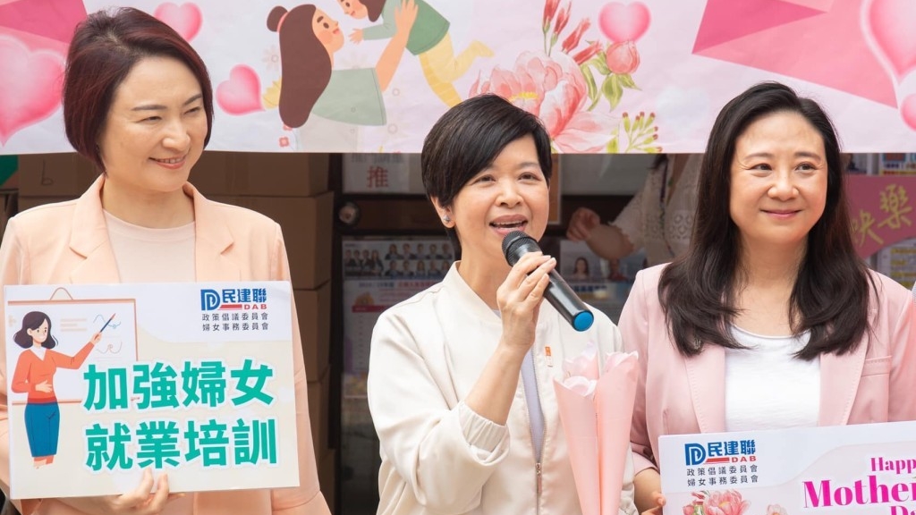 何永賢(中)表示,房委會將推出不同政策,鼓勵女性加入「母親行列」。何永賢fb