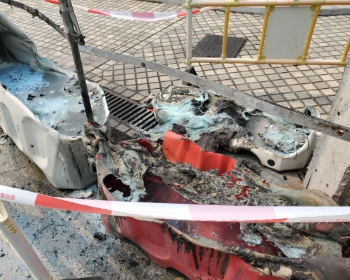 賈炳達道公園公廁外有水馬被焚毀。
