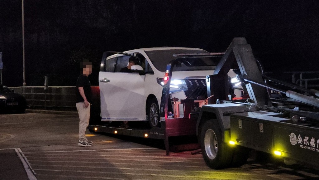 車主安排拖車拖走車輛。黃文威攝 車主安排拖車拖走車輛。黃文威攝