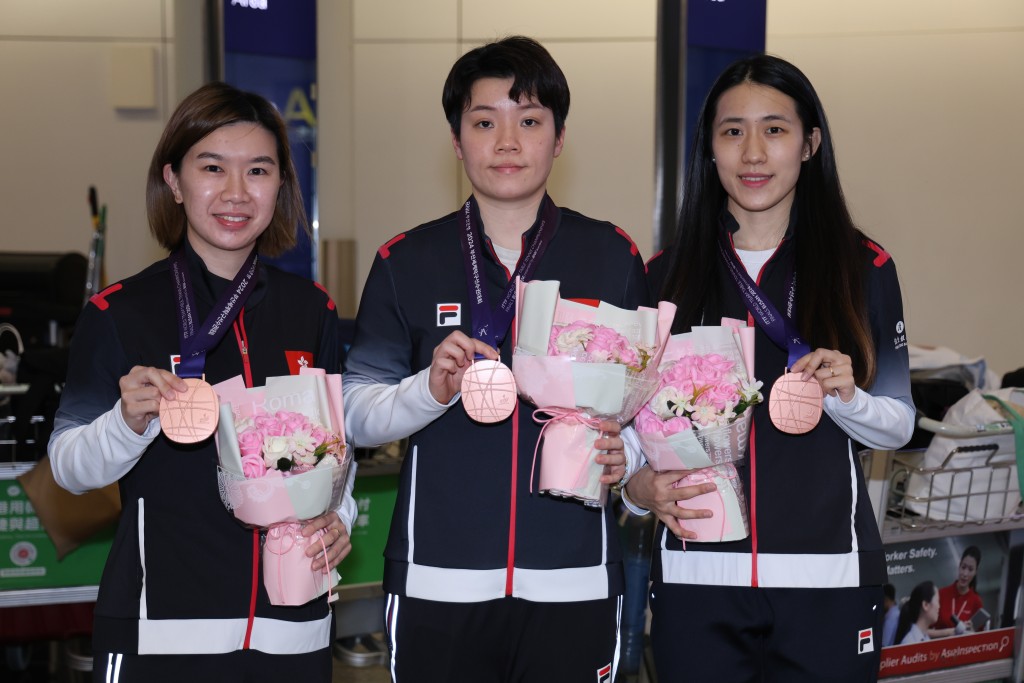 李皓晴(左)、杜凯琹及朱成竹在世锦赛勇夺铜牌及奥运入场券。 