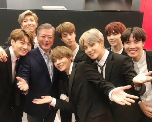 防弹与韩国总统在后台合照。（Twitter图片）