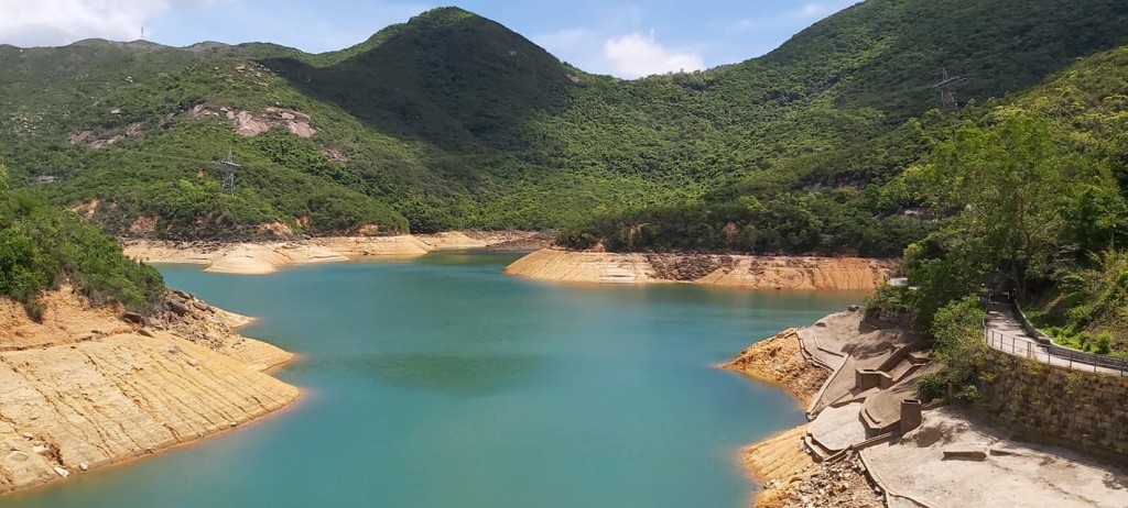 大潭篤水塘水位下降，露出黃土。facebook群組「香港初級行山群組」網民William Lam圖片