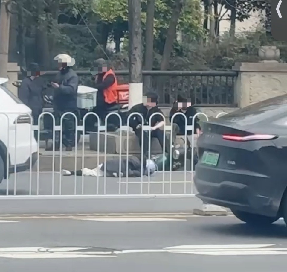 死者被校巴辗过后，立即丧失意识。大风新闻